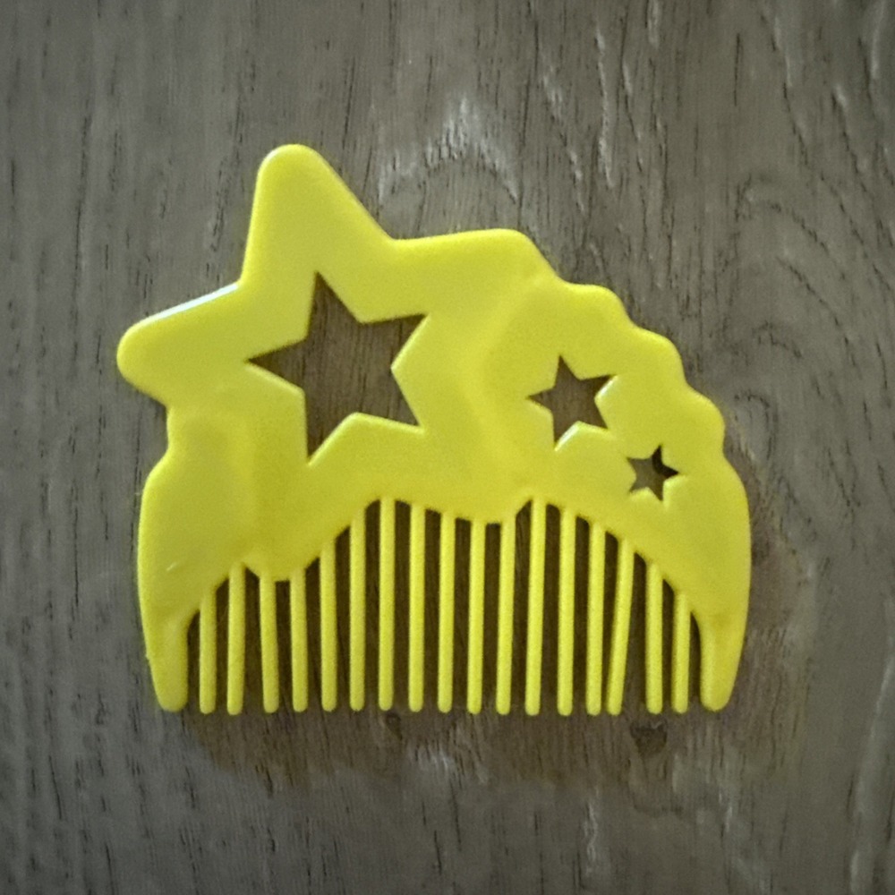 Mattel BABY DOLL‎ YELLOW STAR COMB FROM  LOVABLE BABIES BEAUTY PARLOR FUN